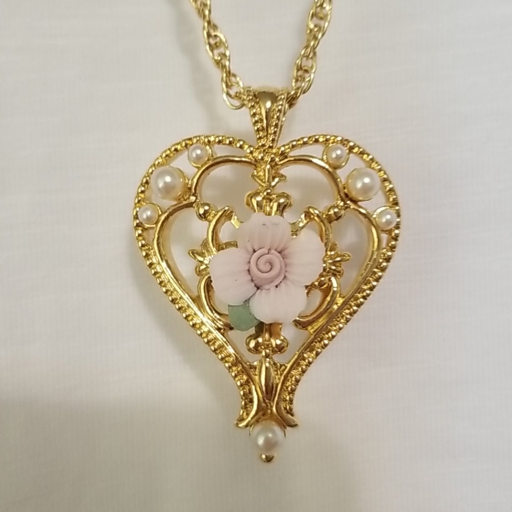 AVON Victorian Style Heart Necklace.